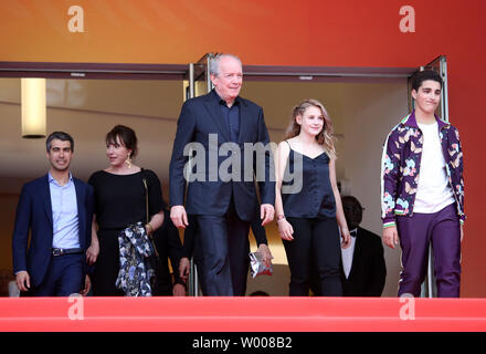 (Da l a r) Othmane Moumen Claire Bodson, Jean-Pierre Dardenne, Victoria Bluck e Idir Ben Addi arrivare sul tappeto rosso dopo la proiezione del film "Giovane Ahmed' presso la 72annuale internazionale di Cannes Film Festival di Cannes, Francia il 20 maggio 2019. Foto di David Silpa/UPI Foto Stock