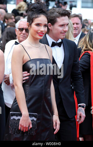 Hana Croce (L) e Brooklyn Beckham arrivano sul tappeto rosso prima della proiezione del film "Una volta in ... Hollywood' presso la 72annuale internazionale di Cannes Film Festival di Cannes, Francia il 21 maggio 2019. Foto di David Silpa/UPI Foto Stock