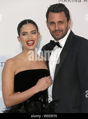 Sara Sampaio e Oliver Ripley arrivano al XXVI amfAR Cinema contro l AIDS 2019 gala presso l'Hotel du Cap di Antibes, in Francia il 23 maggio 2019. L'evento, che si tiene ogni anno durante l'annuale Festival del Cinema di Cannes, raccoglie fondi per la ricerca sull'AIDS. Foto di Sven Hoogerhuis/UPI Foto Stock