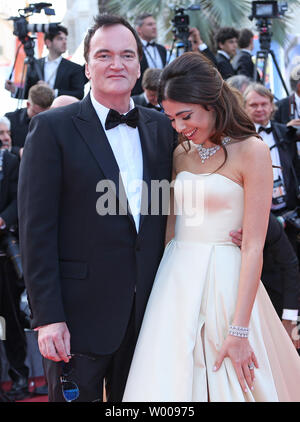 Quentin Tarantino e Daniella Pick arrivare sul tappeto rosso alla cerimonia di chiusura prima della proiezione del film "L'Specials" presso la 72annuale internazionale di Cannes Film Festival di Cannes, Francia il 25 maggio 2019. Foto di David Silpa/UPI Foto Stock