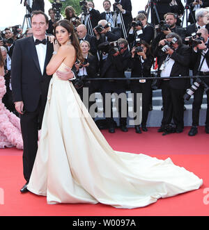 Quentin Tarantino e Daniella Pick arrivare sul tappeto rosso alla cerimonia di chiusura prima della proiezione del film "L'Specials" presso la 72annuale internazionale di Cannes Film Festival di Cannes, Francia il 25 maggio 2019. Foto di David Silpa/UPI Foto Stock