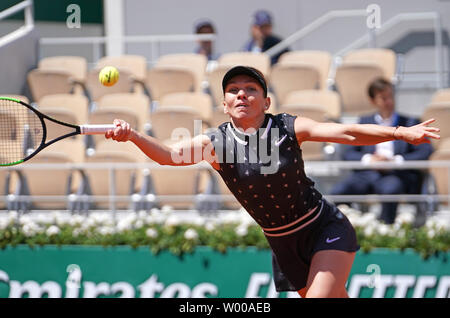 Simona Halep di Romania colpisce un colpo durante il suo French Open donna quarterfinal match contro American Amanda Anisimova al Roland Garros di Parigi il 6 giugno 2019. Anisimova sconfitto Halep 6-2, 6-4 per avanzare fino alle semifinali. Foto di David Silpa/UPI Foto Stock