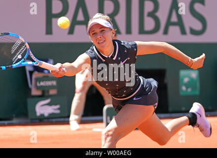 American Amanda Anisimova colpisce un colpo durante il suo French Open donna quarterfinal match contro Simona Halep della Romania al Roland Garros di Parigi il 6 giugno 2019. Anisimova sconfitto Halep 6-2, 6-4 per avanzare fino alle semifinali. Foto di David Silpa/UPI Foto Stock