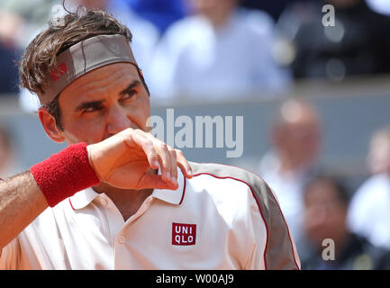 Roger Federer pause durante il suo aperto francese semifinali match contro Rafael Nadal di Spagna al Roland Garros di Parigi il 7 giugno 2019. Nadal sconfitto Federer 6-3, 6-4, 6-2 di anticipo per le finali. Foto di David Silpa/UPI Foto Stock