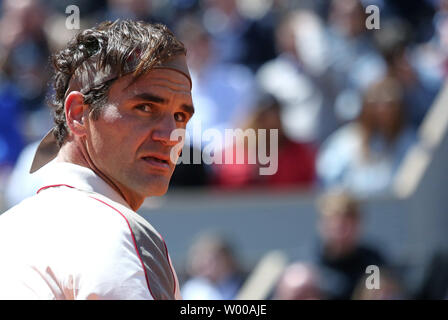 Roger Federer pause durante il suo aperto francese semifinali match contro Rafael Nadal di Spagna al Roland Garros di Parigi il 7 giugno 2019. Nadal sconfitto Federer 6-3, 6-4, 6-2 di anticipo per le finali. Foto di David Silpa/UPI Foto Stock