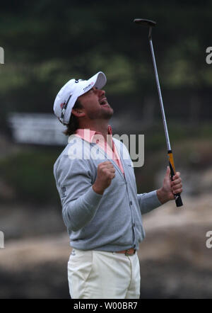 Graeme McDowell dell Irlanda del Nord celebra conquistando la U.S. Aprire Pebble Beach, in California, il 20 giugno 2010. UPI/Terry Schmitt Foto Stock