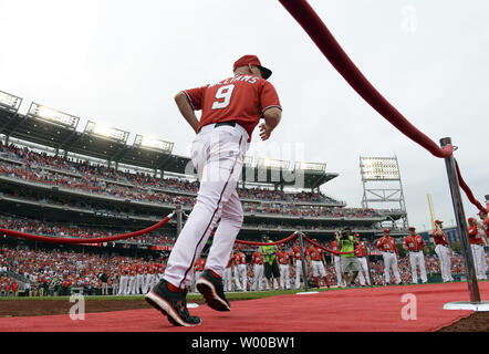 Washington cittadini gestore Matt Williams corre sul campo come egli viene introdotto prima il gioco 1 del National League Division serie contro i San Francisco Giants a cittadini Park il 3 ottobre 2014. UPI/Pat Benic Foto Stock