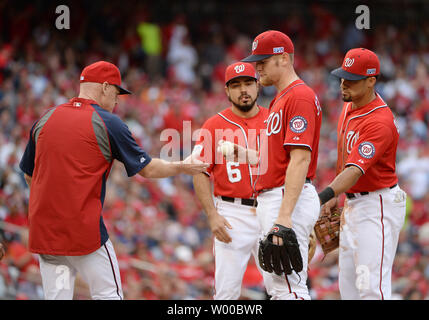 Washington cittadini gestore Matt Williams (L) prende a partire lanciatore Stephen Strasburgo (2R) fuori dal gioco come egli si erge sul tumulo con terzo baseman Anthony Rendon (C) e interbase Ian Desmond (R) durante il sesto inning di gioco 1 della National League Division serie contro i San Francisco Giants a cittadini Park il 3 ottobre 2014. UPI/Pat Benic Foto Stock