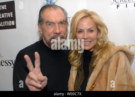 Cofondatore e CEO di John Paul Mitchell Systems John Paul DeJoria (L) e sua moglie Eloise frequentare la fortezza di Sundance reception durante il Sundance Film Festival di Park City, Utah on gennaio 19, 2008. (UPI foto/Alexis C. Glenn) Foto Stock