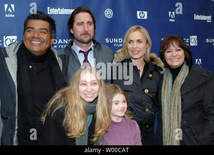 Attori George Lopez, Luke Wilson, attrici Radha Mitchell, Adriana Barraza (L a R) indietro), Rachel Seiferth e Morgan Lily (l a r anteriore) assistere alla prima del loro film "Henry Poole è qui" presso il Teatro Eccles durante il Sundance Film Festival di Park City, Utah il 21 gennaio 2008. (UPI foto/Alexis C. Glenn) Foto Stock