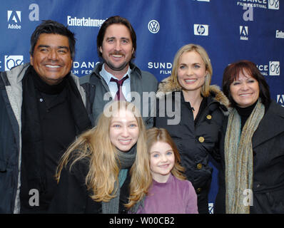 Attori George Lopez, Luke Wilson, attrici Radha Mitchell, Adriana Barraza (L a R) indietro), Rachel Seiferth e Morgan Lily (l a r anteriore) assistere alla prima del loro film "Henry Poole è qui" presso il Teatro Eccles durante il Sundance Film Festival di Park City, Utah il 21 gennaio 2008. (UPI foto/Alexis C. Glenn) Foto Stock