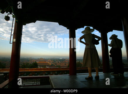 I turisti cinesi di visitare un tempio sulla collina che si affaccia sulla Città Proibita di Pechino il 19 giugno 2009. Gli arrivi turistici in Cina hanno colpito un basso non visto dal 2003, quando l'epidemia di SARS scoraggiato i visitatori dalla terraferma. (UPI foto/Stephen rasoio) Foto Stock