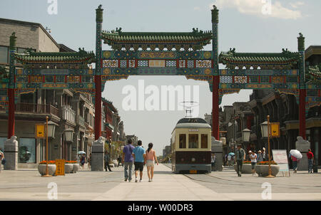 Turisti visitano il recentemente aperto Qianmen area storica, appena a sud di piazza Tiananmen, dotato di un carrello e una nuova area dello shopping a Pechino il 22 giugno 2009. Centinaia di vecchi borghi murati furono demoliti, lo spostamento di centinaia di migliaia di persone, per far posto alla nuova, moderna meta turistica nella più antica, parte protetta della città. (UPI foto/Stephen rasoio) Foto Stock