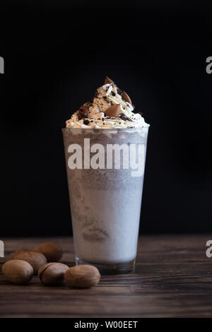 Nessuno, bere caffè, still life, scuro, cup (contenitore), la colazione e il cibo, vetro, coperto (caramelle), zucchero, latte, cioccolato, freddo, legno, una deliziosa, dawn, la crema di latte, tè, gelato, mandorle, pancetta, Oreos Foto Stock