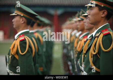 I soldati in cinese la forza di polizia armata (CAPF), noto anche come soldati paramiltary, prepararsi a marzo su Piazza Tiananmen ad abbassare la bandiera cinese al tramonto Agosto 28, 2006. Ogni giorno la "Guardia d'onore' entrambi si solleva e si abbassa la bandiera nazionale, un evento che molti in Cina credo che esse dovrebbero testimoniare almeno una volta nella loro vita. (UPI foto/Stephen rasoio) Foto Stock
