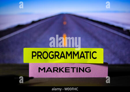 Programmatic Marketing su foglietti adesivi con sfondo bokeh di fondo Foto Stock