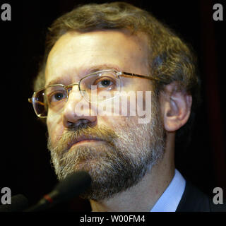 L'Iran sta visitando negoziatore nucleare Ali Larijani parla a sia internazionale e media cinesi durante una conferenza stampa presso l'ambasciata iraniana a Pechino, in Cina, il 5 gennaio 2007. Il presidente cinese Hu Jintao ha esortato l'Iran il venerdì a "rispondere seriamente" per un'U.N. Risoluzione del Consiglio di sicurezza che impone sanzioni a Teheran il commercio di sensibile di materiali nucleari e la tecnologia. (UPI foto/Stephen rasoio) Foto Stock