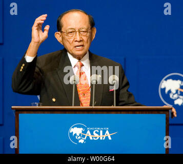 Fidel V. Ramos, presidente del consiglio di amministrazione di Boao Forum per Asia , ex Presidente delle Filippine , gesti durante un discorso di benvenuto alla sessione di apertura del Forum Boao per l Asia 2007 che si terrà in una piccola città costiera di Boao, nella provincia di Hainan in Cina il sabato, 21 aprile 2007. L annuale Asian Economic Forum aperto in Cina sabato con un obiettivo di integrare le diverse economie nella regione asiatica. (UPI foto/Stephen rasoio) Foto Stock