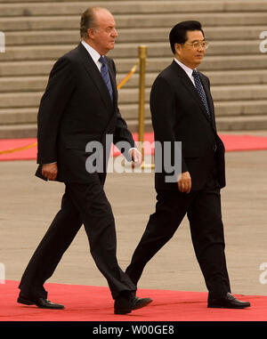 Il presidente cinese Hu Jintao (R) accompagnatrici re spagnolo Juan Carlos durante una cerimonia di benvenuto presso la Grande Sala del Popolo di Pechino in Cina il 26 giugno 2007. (UPI foto/Stephen rasoio) Foto Stock