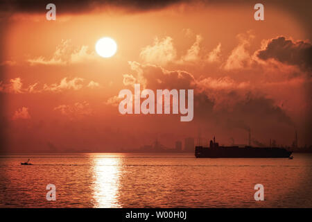 Una nave e un peschereccio per traino passando attraverso la Baia di Tokio a sunrise in Giappone. Foto Stock