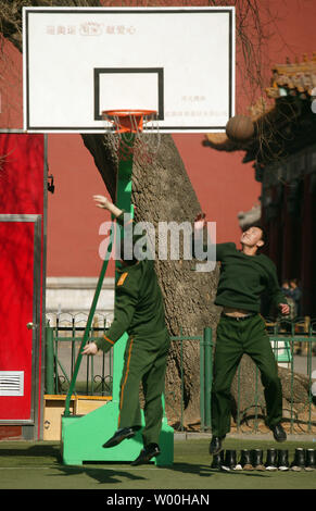 Popolare cinese di polizia armati soldati giocare a basket tra trapani a sua caserma, adiacente alla Città Proibita, nel centro di Pechino in Cina il 03 marzo 2008. La Cina, che ha aumentato la spesa per la difesa a doppia cifra per un decennio, dovrebbe mostrare una maggiore trasparenza sulla strategia militare PER EVITARE POTENZIALI MALINTESI, un alto ufficiale degli Stati Uniti ha detto che questa settimana.. (UPI foto/Stephen rasoio) Foto Stock