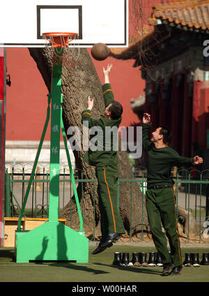 Popolare cinese di polizia armati soldati giocare a basket tra trapani a sua caserma, adiacente alla Città Proibita, nel centro di Pechino in Cina il 03 marzo 2008. La Cina, che ha aumentato la spesa per la difesa a doppia cifra per un decennio, dovrebbe mostrare una maggiore trasparenza sulla strategia militare PER EVITARE POTENZIALI MALINTESI, un alto ufficiale degli Stati Uniti ha detto che questa settimana.. (UPI foto/Stephen rasoio) Foto Stock