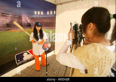 Un Cinese tifoso di baseball in posa per una foto souvenir durante la seconda mostra il gioco tra il San Diego Padres e il Los Angeles Dodgers al Wukesong stadio olimpico di Pechino Marzo 16, 2008. San Diego Padres Beat the Los Angeles Dodgers 6-3. (UPI foto/Stephen rasoio) Foto Stock