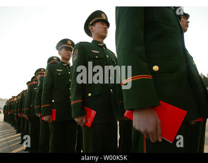 Soldati, con i loro inviti rosso, arrivano a una celebrazione del trentesimo anniversario della Cina di riforma e di apertura presso la Grande Sala del Popolo di Pechino Dicembre 18, 2008. La Cina deve premere in avanti con le riforme di mercato, detto la Cina del presidente Hu Jintao, come comunista ha governato il paese ha celebrato i 30 anni di riforme in un momento di approfondimento nelle difficoltà economiche. (UPI foto/Stephen rasoio) Foto Stock