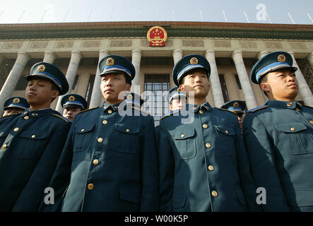 Soldati arriva per una celebrazione del trentesimo anniversario della Cina di riforma e di apertura presso la Grande Sala del Popolo di Pechino Dicembre 18, 2008. La Cina deve premere in avanti con le riforme di mercato, detto la Cina del presidente Hu Jintao, come comunista ha governato il paese ha celebrato i 30 anni di riforme in un momento di approfondimento nelle difficoltà economiche. (UPI foto/Stephen rasoio) Foto Stock