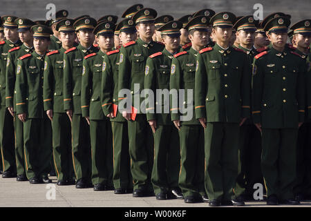 Soldati, con i loro inviti rosso, arrivano a una celebrazione del trentesimo anniversario della Cina di riforma e di apertura presso la Grande Sala del Popolo di Pechino Dicembre 18, 2008. La Cina deve premere in avanti con le riforme di mercato, detto la Cina del presidente Hu Jintao, come comunista ha governato il paese ha celebrato i 30 anni di riforme in un momento di approfondimento nelle difficoltà economiche. (UPI foto/Stephen rasoio) Foto Stock