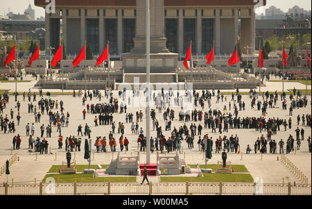 Stranieri e locali ai turisti di visitare Piazza Tiananmen nel centro di Pechino Aprile 17, 2009. Il ventesimo anniversario di questa settimana riformista del leader cinese Hu Yaobang la morte sarà il kick off di un ultra-periodo sensibile per la Cina del Partito comunista governanti come essi sono costretti a rivisitare il mortale repressione di Tiananmen. Questa settimana segna l inizio di un periodo di accresciuta tensione e una maggiore sicurezza in Cina che durerà fino al 4 giugno la data nel 1989 quando i soldati furono inviati in piazza Tiananmen a schiacciare le sei settimane di democrazia senza precedenti manifestazioni di protesta. (UPI foto/Stephen rasoio) Foto Stock