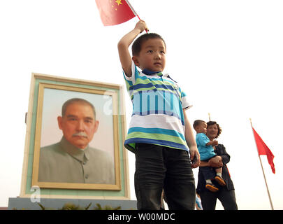 Un ragazzo cinese sventola una bandiera nazionale su Piazza Tiananmen, che ogni anno offre un grande ritratto di Sun Yat-sen durante il giorno di maggio vacanza a Pechino il 3 maggio 2009. Sun Yat-Sen storicamente è indicato come il padre della Cina moderna. (UPI foto/Stephen rasoio) Foto Stock