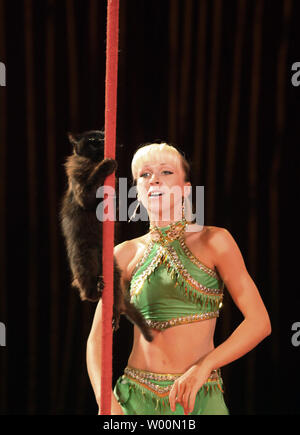 Russo addestratori animali eseguire con i gatti in un circo russo a Pechino il 26 agosto 2009. UPI/Stephen rasoio Foto Stock