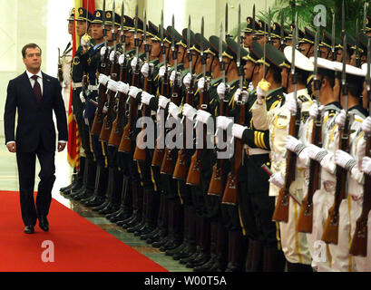 Il Presidente russo Dmitry Medvedev ispeziona un militare di guardia d'onore durante una cerimonia di benvenuto presso la Grande Sala del Popolo di Pechino al 27 settembre 2010. La Russia vuole fornire la Cina con tutte le sue esigenze di gas, un leader russo detto mentre a Pechino il lunedì, sottolineando la cooperazione rafforzata tra ricche di risorse e la Russia energy-fame in Cina. UPI/Stephen rasoio Foto Stock