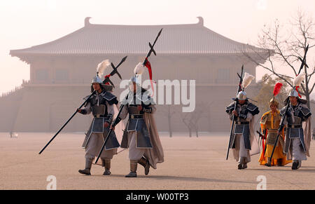 Gli attori cinesi attendere per eseguire un rito imperiale nel grande cortile del recentemente rinnovato Daming Palace, un'antica capitale cinese per oltre dieci dinastie, in Xian, la capitale della provincia di Shanxi, 3 dicembre 2010. La Cina sta spingendo in avanti un aggressivo programma nazionale di conservazione per proteggere e promuovere migliaia dei suoi antichi gioielli come il paese continua ad aprirsi fino a livello sia nazionale che internazionale del turismo. UPI/Stephen rasoio Foto Stock