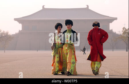 Gli attori cinesi attendere per eseguire un rito imperiale nel grande cortile del recentemente rinnovato Daming Palace, un'antica capitale cinese per oltre dieci dinastie, in Xian, la capitale della provincia di Shanxi, 3 dicembre 2010. La Cina sta spingendo in avanti un aggressivo programma nazionale di conservazione per proteggere e promuovere migliaia dei suoi antichi gioielli come il paese continua ad aprirsi fino a livello sia nazionale che internazionale del turismo. UPI/Stephen rasoio Foto Stock