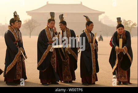 Gli attori cinesi attendere per eseguire un rito imperiale nel grande cortile del recentemente rinnovato Daming Palace, un'antica capitale cinese per oltre dieci dinastie, in Xian, la capitale della provincia di Shanxi, 3 dicembre 2010. La Cina sta spingendo in avanti un aggressivo programma nazionale di conservazione per proteggere e promuovere migliaia dei suoi antichi gioielli come il paese continua ad aprirsi fino a livello sia nazionale che internazionale del turismo. UPI/Stephen rasoio Foto Stock