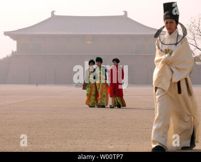 Gli attori cinesi attendere per eseguire un rito imperiale nel grande cortile del recentemente rinnovato Daming Palace, un'antica capitale cinese per oltre dieci dinastie, in Xian, la capitale della provincia di Shanxi, 3 dicembre 2010. La Cina sta spingendo in avanti un aggressivo programma nazionale di conservazione per proteggere e promuovere migliaia dei suoi antichi gioielli come il paese continua ad aprirsi fino a livello sia nazionale che internazionale del turismo. UPI/Stephen rasoio Foto Stock