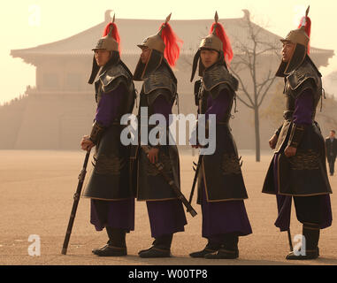 Gli attori cinesi attendere per eseguire un rito imperiale nel grande cortile del recentemente rinnovato Daming Palace, un'antica capitale cinese per oltre dieci dinastie, in Xian, la capitale della provincia di Shanxi, 3 dicembre 2010. La Cina sta spingendo in avanti un aggressivo programma nazionale di conservazione per proteggere e promuovere migliaia dei suoi antichi gioielli come il paese continua ad aprirsi fino a livello sia nazionale che internazionale del turismo. UPI/Stephen rasoio Foto Stock