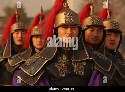 Gli attori cinesi attendere per eseguire un rito imperiale nel grande cortile del recentemente rinnovato Daming Palace, un'antica capitale cinese per oltre dieci dinastie, in Xian, la capitale della provincia di Shanxi, 3 dicembre 2010. La Cina sta spingendo in avanti un aggressivo programma nazionale di conservazione per proteggere e promuovere migliaia dei suoi antichi gioielli come il paese continua ad aprirsi fino a livello sia nazionale che internazionale del turismo. UPI/Stephen rasoio Foto Stock