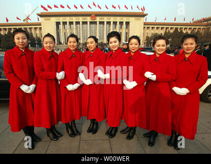 Delegato cinese hostess posano per una foto durante la sessione di apertura dell annuale Assemblea nazionale del popolo (ANP) che si terrà nella Grande Sala del Popolo di Pechino il 5 marzo 2011. Della Cina di spesa per la polizia e survelliance nazionale andrà a colpire nuove altezze in 2005, con "pubblica sicurezza" degli esborsi inaugurata sabato supera il bilancio della difesa per la prima volta come cricche di Pechino verso il basso sulle proteste chiamate. UPI/Stephen rasoio Foto Stock