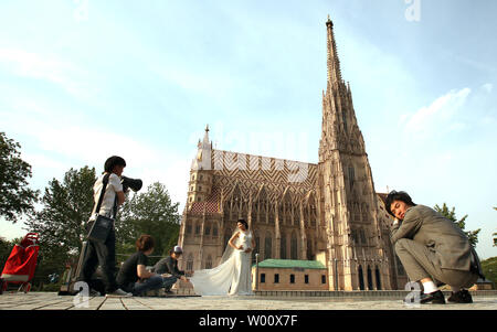 Un giovane cinese pone per foto di nozze nella parte anteriore di un modello ridotto di Vienna la Cattedrale di Santo Stefano durante la visita a Pechino la World Park il 16 maggio 2011. Il parco a tema di tentativi di dare ai visitatori la possibilità di vedere il mondo senza dover lasciare Pechino. UPI/Stephen rasoio Foto Stock