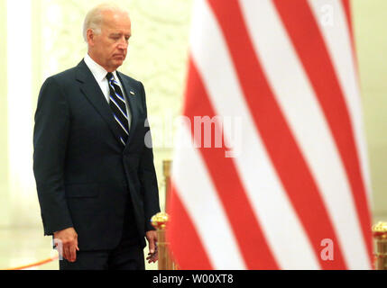 Stati Uniti Vice presidente Joe Biden assiste ad una cerimonia di benvenuto presso la Grande Sala del Popolo di Pechino del 18 agosto 2011. A livello globale la stabilità economica poggia sugli Stati Uniti e Cina lavorando insieme, Biden ha raccontato la Cina del presidente-in-attesa Xi Jinping, nei colloqui volti a rafforzare la fiducia del dollaro e il legame con Pechino la prossimo leader. UPI/Stephen rasoio Foto Stock