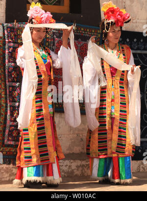 Ballerini cinesi preparare per eseguire il Tibetano danze e canzoni per i turisti in visita a un su piccola scala replica del Tibet il Potala sul display nell'Etnico Cinese Parco Culturale a Pechino il 4 aprile, 2012. Il Tibetano self-immolations sono in aumento come la Cina stringe sul Tibet. Le autorità della Cina di capitali, allarmato per la minaccia alla stabilità di una regione seething con il malcontento dei religiosi e culturali, i controlli hanno risposto con mano pesante misure contro i tibetani. UPI/Stephen rasoio Foto Stock