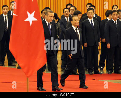 Il primo ministro cinese Wen Jiabao (R) accompagnatrici Turchia del primo ministro Recep Tayyip Erdogan durante una visita di Stato in Cina a Pechino il 9 aprile 2012. Erdogan è in Cina su una 4 giorni di visita di stato. UPI/Stephen rasoio Foto Stock