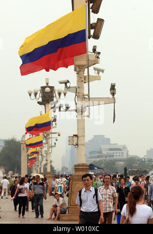 Colombia la bandiera nazionale vola su Piazza Tiananmen davanti al presidente Juan Manuel Santos la visita a Pechino il 9 maggio 2012. Santos è arrivato in Cina capitale del Martedì per un periodo di cinque giorni di visita finalizzata ad appianare la strada per un patto commerciale, lungo con maggiore gli investimenti cinesi in data mining colombiano e l'agricoltura. UPI/Stephen rasoio Foto Stock