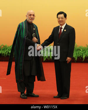 Il Presidente afgano Hamid Karzai (L) scuote le mani con il presidente cinese Hu Jintao nella Grande Sala del Popolo di Pechino il 5 giugno 2012. XINHUA/UPI Foto Stock