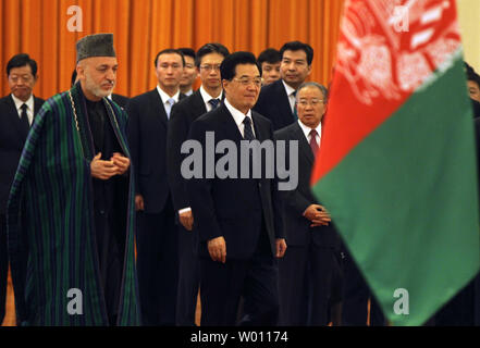 Il presidente cinese Hu Jintao (C) accompagnatrici il Presidente afgano Hamid Karzai (L) per una cerimonia di benvenuto nella Grande Sala del Popolo di Pechino il 8 giugno 2012. Hu ha detto a Karzai il venerdì che la Cina fornirà 'sincere e disinteressato aiuto' in Afghanistan, come ha accolto il paese a diventare un osservatore a livello regionale del blocco di sicurezza ancorato da Pechino e Mosca. UPI/Stephen rasoio Foto Stock