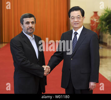 Il presidente cinese Hu Jintao (R) e il Presidente dell'Iran Mahmoud Ahmadinejad agitare le mani prima di una cerimonia di benvenuto nella Grande Sala del Popolo di Pechino il 8 giugno 2012. Il premier cinese Wen Jiabao Mercoledì ha raccontato la visita Ahmadinejad che Pechino si oppone a qualsiasi paese del Medio Oriente che cercano di acquisire armi nucleari, l'ufficiale cinese Xinhua News Agency ha riferito. Xinhua/UPI Foto Stock