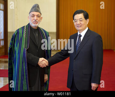 Il presidente cinese Hu Jintao (R) scuote le mani con il Presidente afgano Hamid Karzai prima ad una cerimonia di benvenuto nella Grande Sala del Popolo di Pechino il 8 giugno 2012. Hu ha detto a Karzai il venerdì che la Cina fornirà 'sincere e disinteressato aiuto' in Afghanistan, come ha accolto il paese a diventare un osservatore a livello regionale del blocco di sicurezza ancorato da Pechino e Mosca. Xinhua/UPI Foto Stock